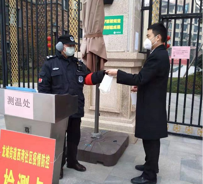在小区主出入口配置手持式测温仪,对外来人员依次进行体温测试,实名