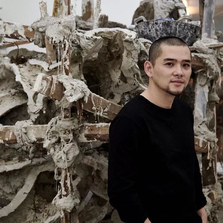 雕塑家任哲他的作品充满活力与写意虚灵的意象之美