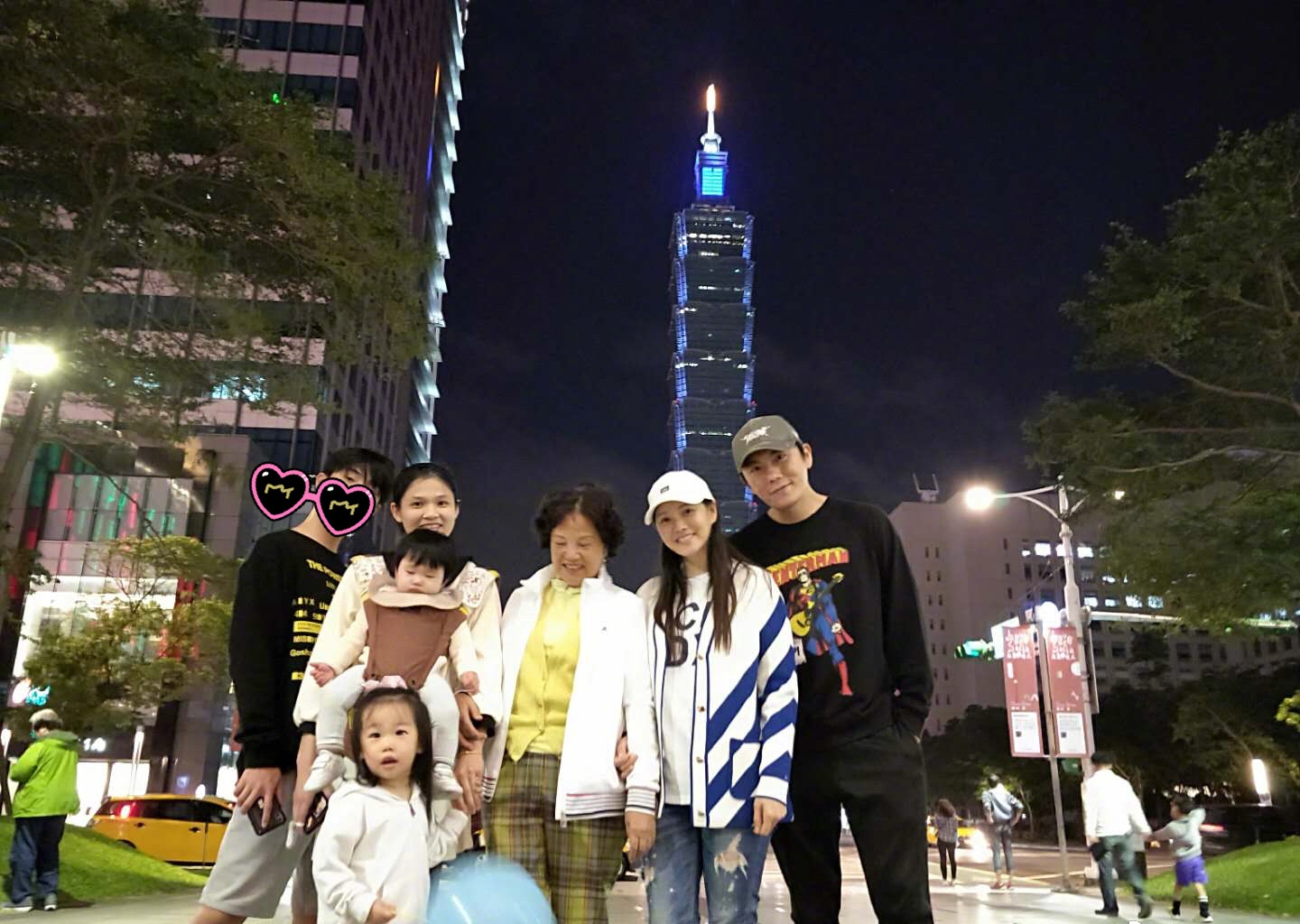 原创伊能静一家出门放风穿蓝白针织衫配小白鞋扮嫩美成秦昊同龄人