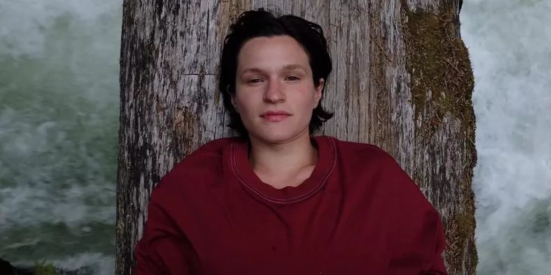 adrianne lenkerehe 1975 - "the birthday party" mvthe 1975 再发