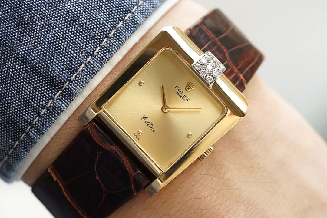 一枚1976年的劳力士女表皇冠之上闪耀着钻石