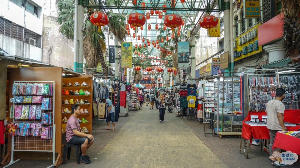 阿罗街位于吉隆坡武吉免登路和同善路之间,距离吉隆坡地标性建筑