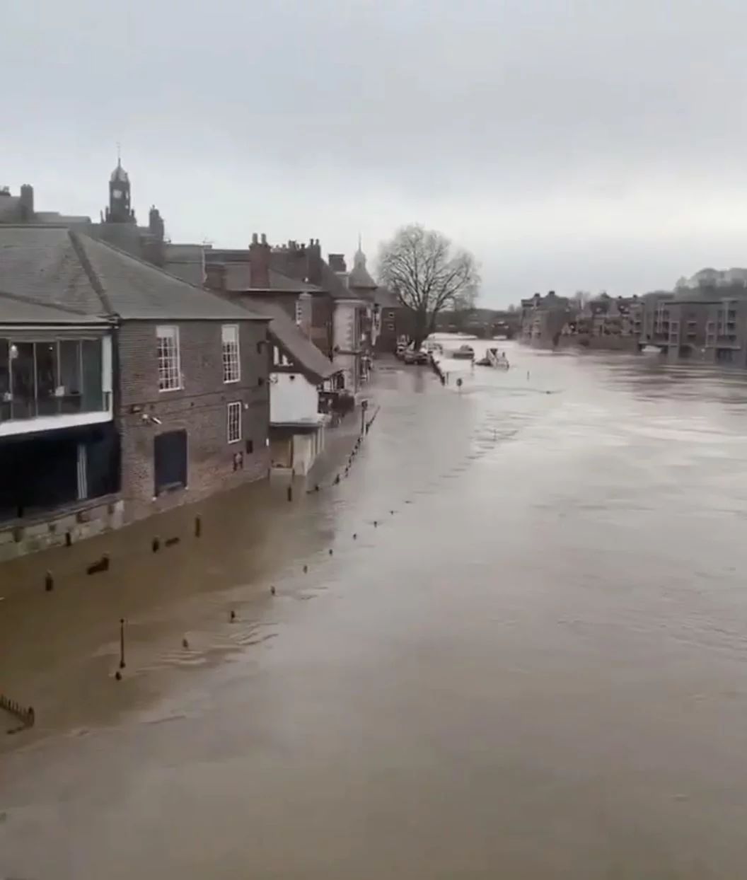 英国连续两周狂风暴雨,造成5人死亡,上千房屋被淹!_洪水