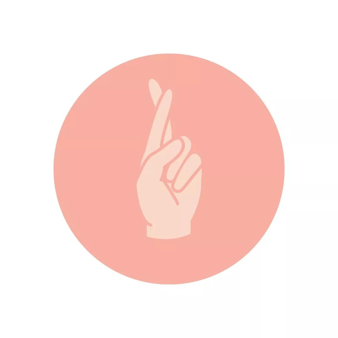 其实这个手势叫做"cross the fingers",有着象征好运,为人祈祷的意思