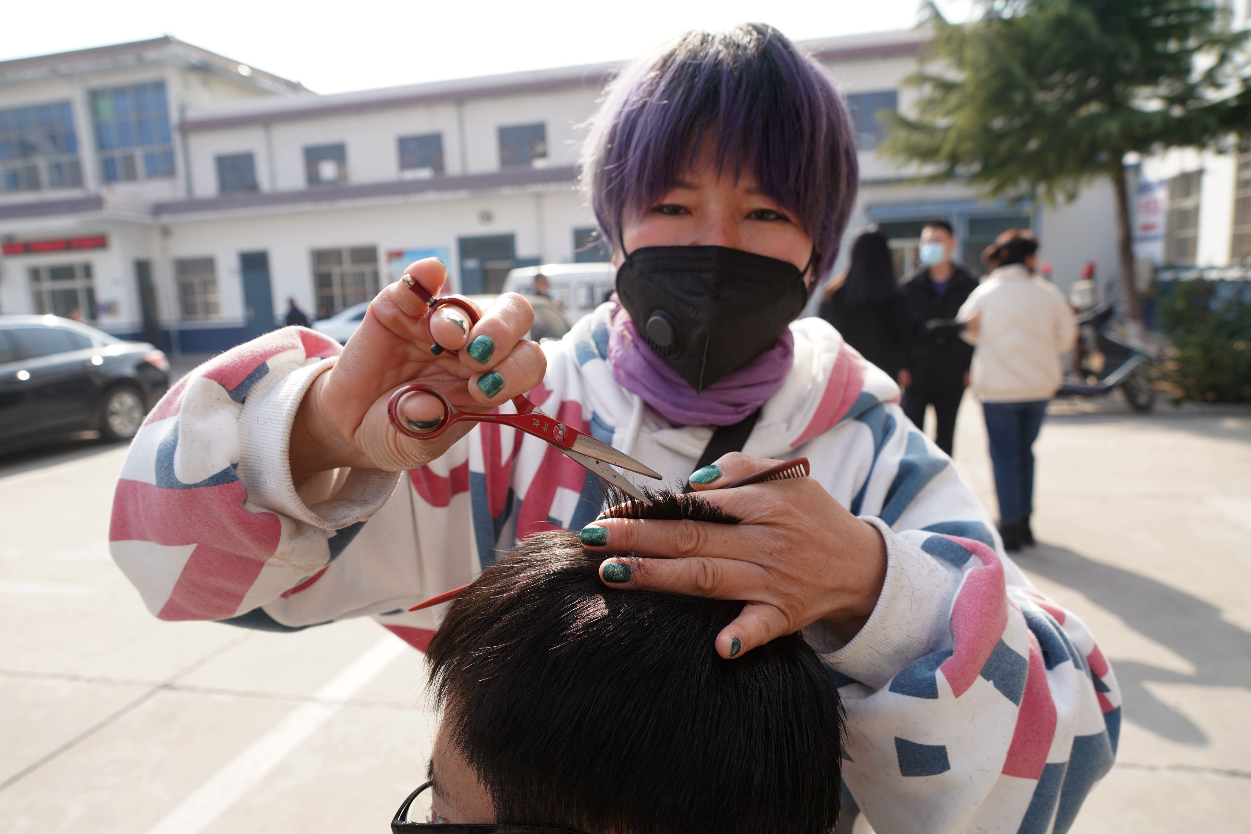 山西运城5名理发师3天理发800人看在给谁服务