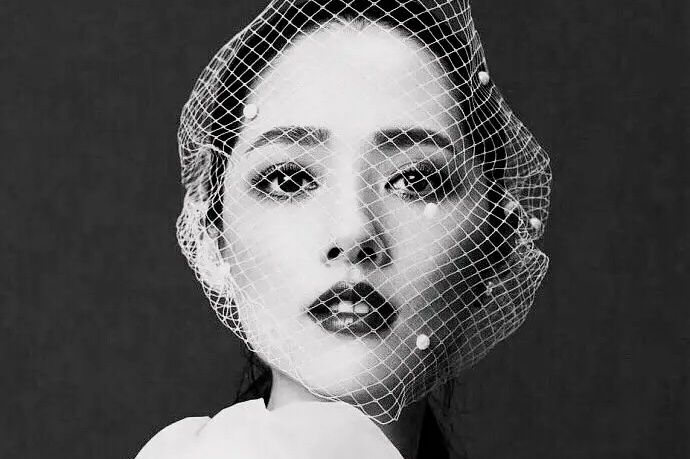 女明星的面纱造型,刘亦菲绝美,她的却吓人