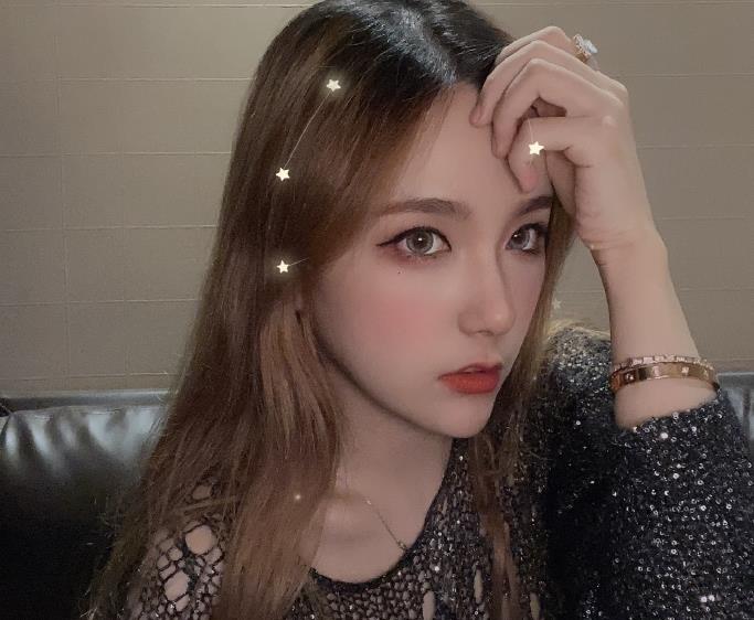 rita发布"渔网装"写真,把赘肉都挤出来了!