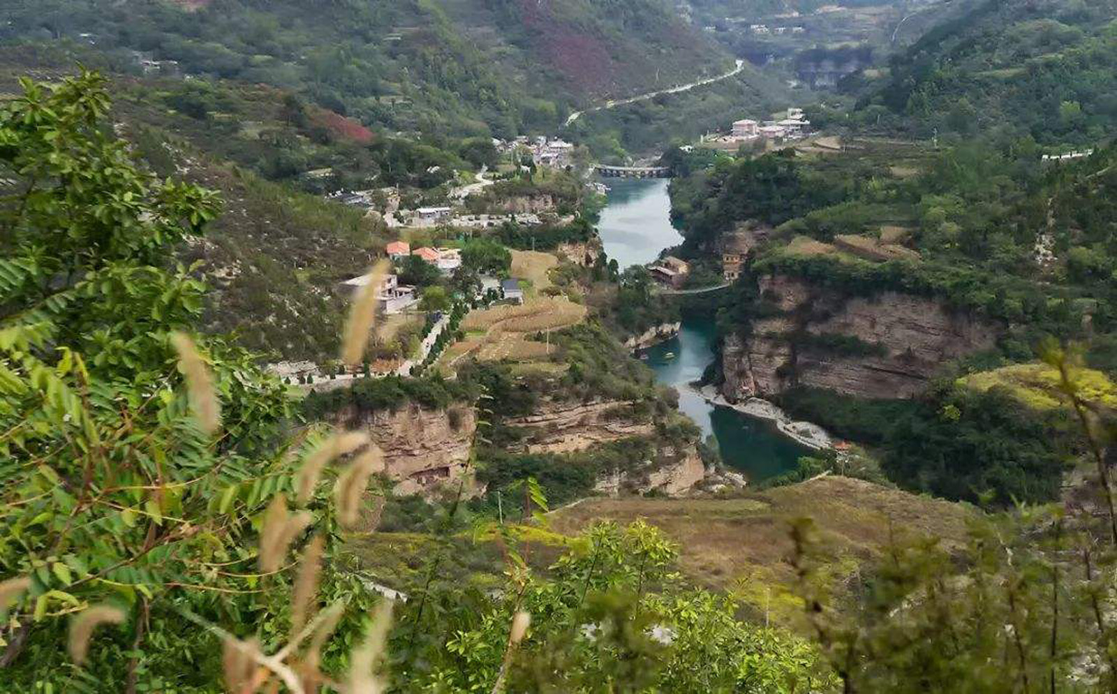 藏在深山中一个小村庄,千年来隐藏在"井底",外出要爬两千台阶_村子
