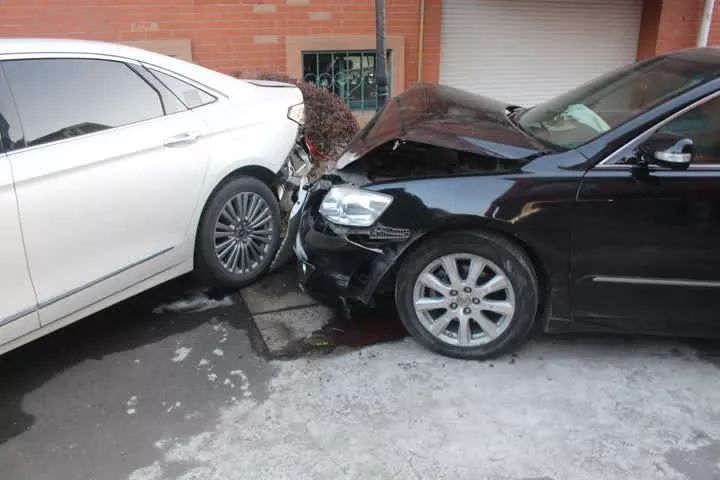 三车相撞,安全气囊都撞开了.