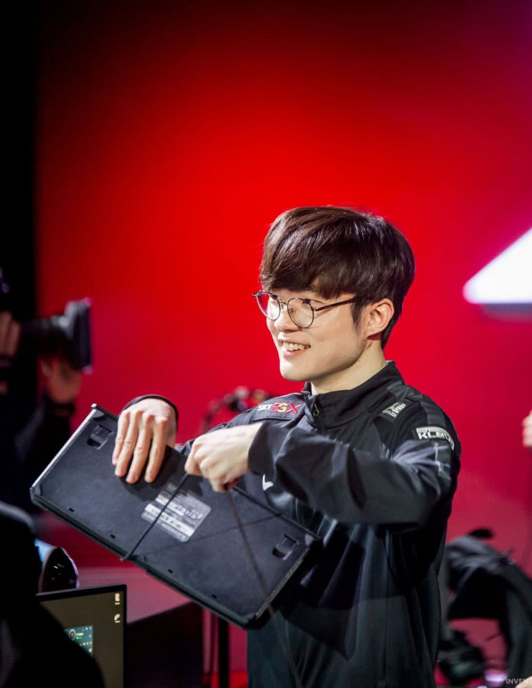 faker大魔王变身李总?粉丝们支持点赞_李哥