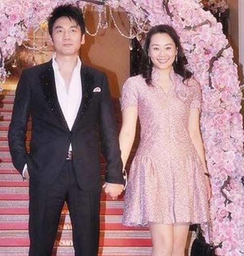 西华自己创办了一家娱乐公司,而林依轮也是公司旗下的艺人,西华为了捧