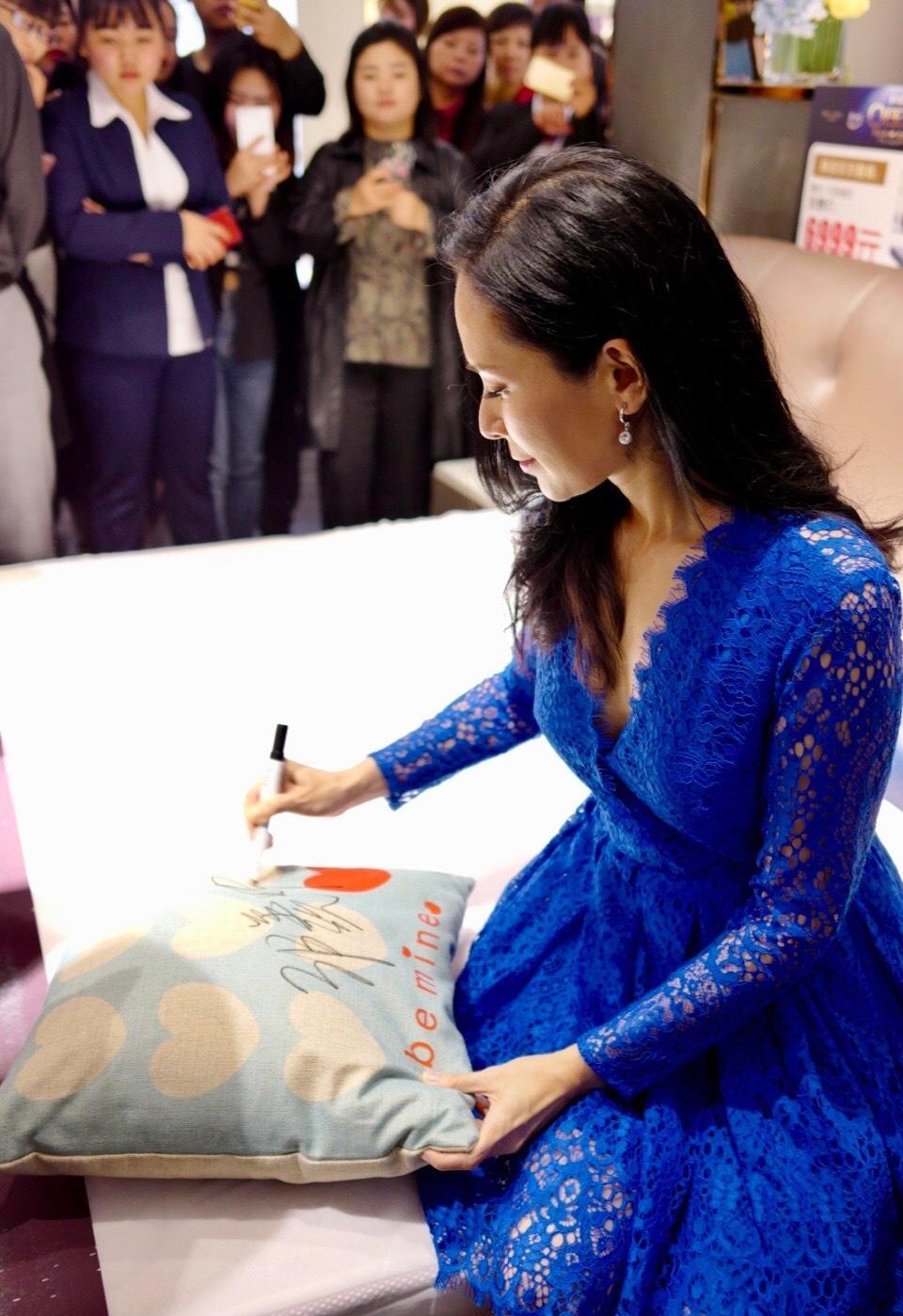 原创郭羡妮简直美到犯规宝蓝色v领连衣裙性感高级46岁美成26岁