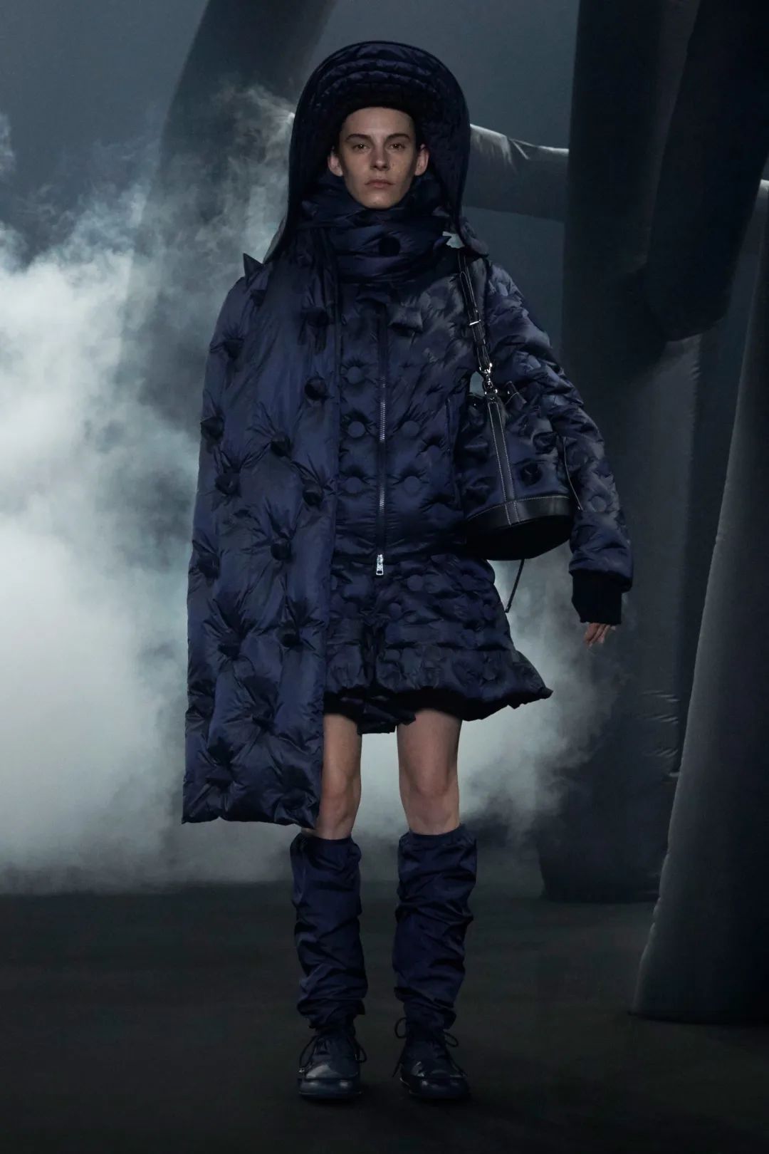 一屋众声和黄旼炫一起探索moncler2020秋冬秀场