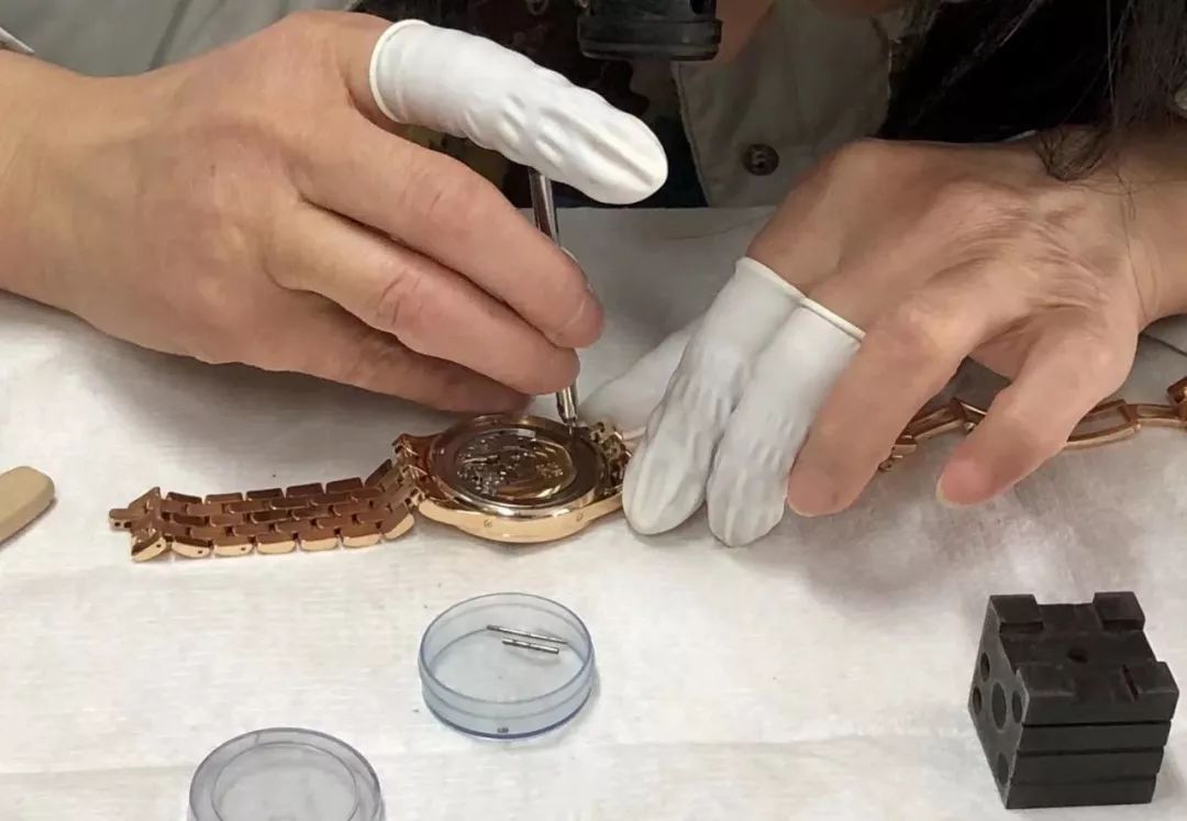 钟表维修师朱世云修复的不仅是钟表还有人的感情