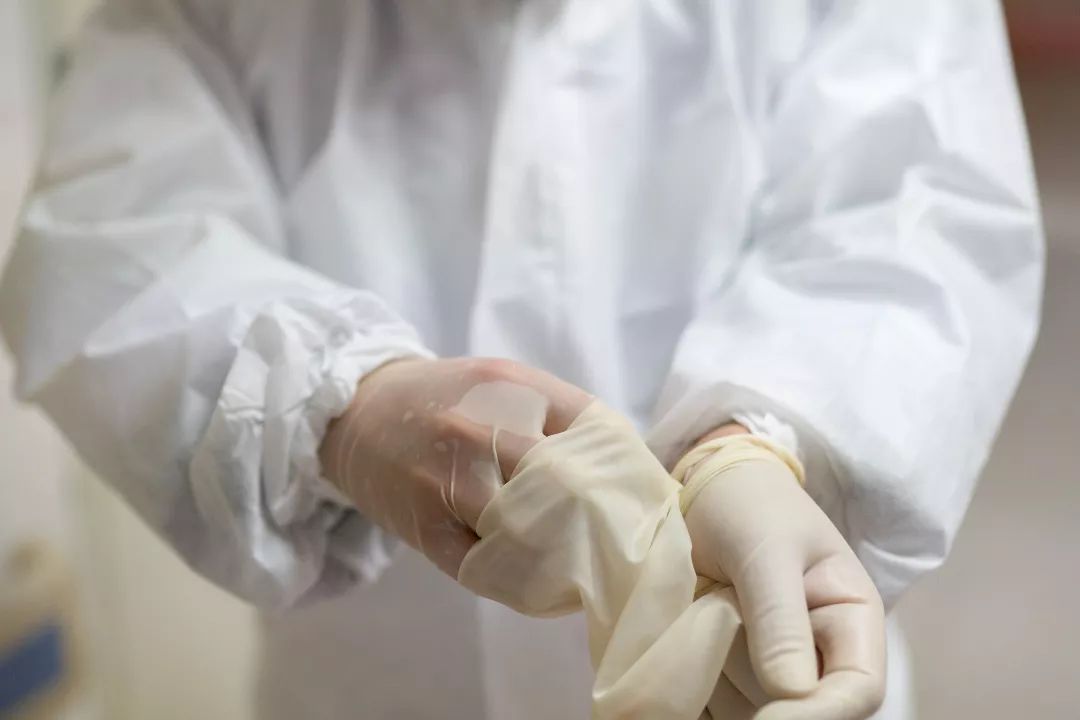 手上浸满了汗水 张国灿脱下手套有些困难所谓的岁月静好,不过是有人