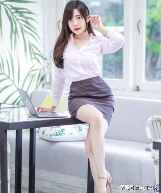 美女街拍秘书姐姐不好好工作在干嘛