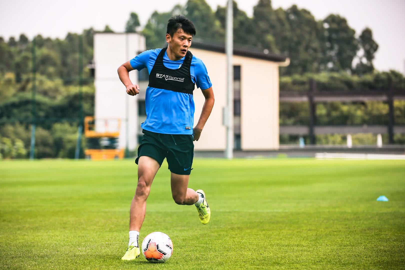 邹正现年32岁,出道于青岛中能,2014年底加盟广州恒大,2015年入选国足.