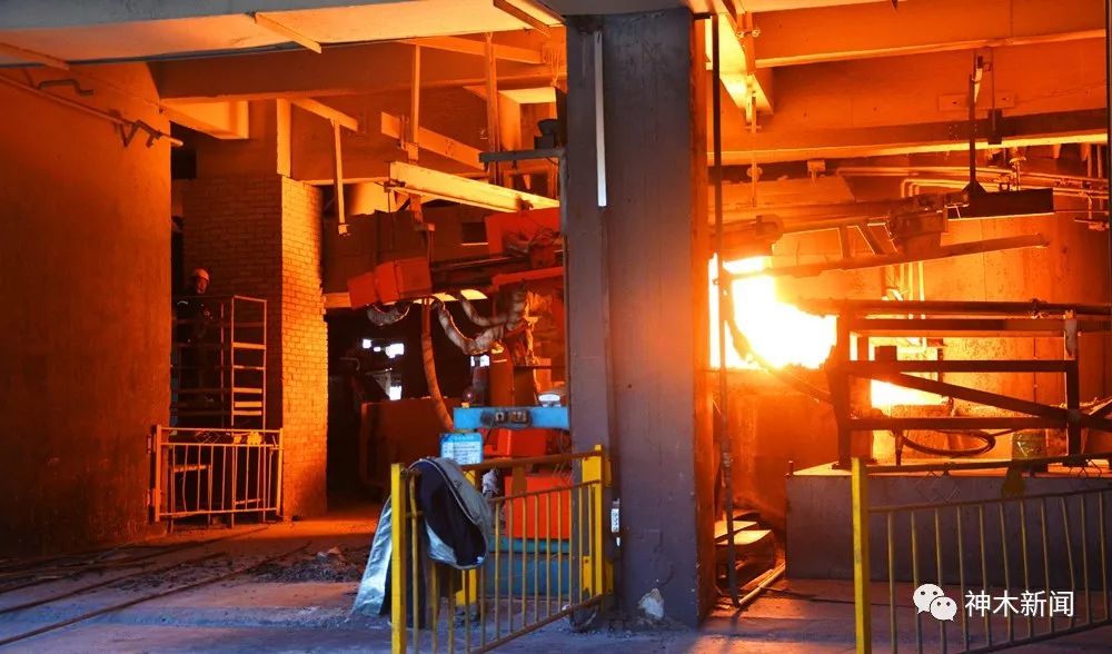 在神木电石能源发展有限公司的生产车间,杨世荣指着正在进行生产作业