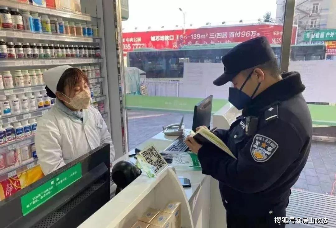 社区民警检查村内小超市疫情防控工作青龙湖派出所民警开展社区疫情防