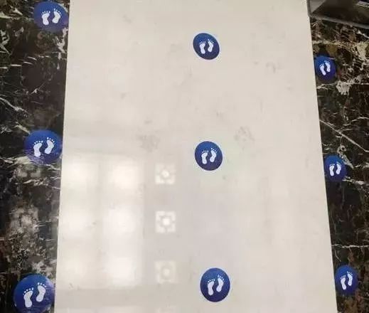 电梯内贴站位地贴,示意控制每梯乘坐不超过9人.