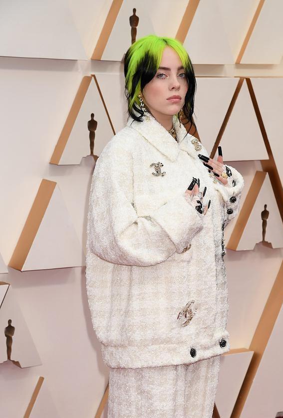 年少成名深有感触贾斯汀比伯谈碧梨当场落泪坦言想要保护她