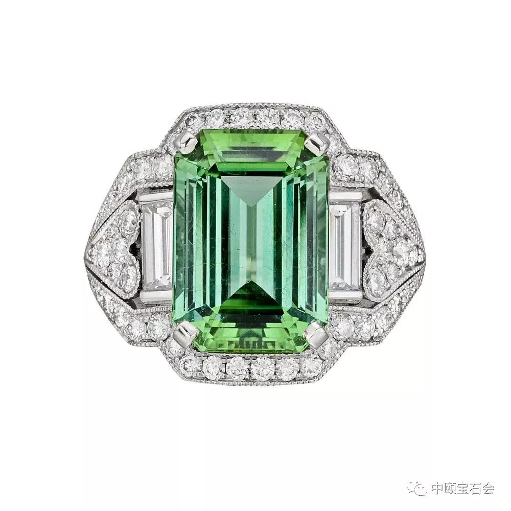 祖母绿切工珠宝欣赏最典型的祖母绿形钻石长宽比率在1.30-1.40之间.