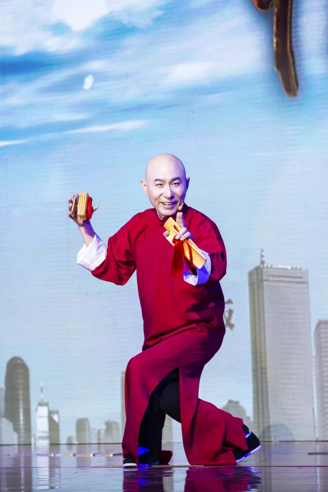 主持人:也就说您一开始是先自学的山东快书,那后来怎么改成天津快板了