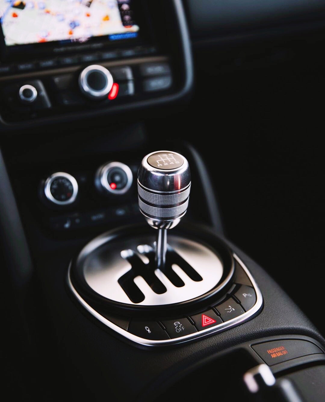 最爱的一款奥迪r8,手动档杆让人心旷神怡!