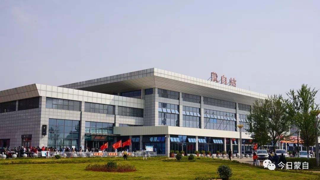 随后,小编来到蒙自收费站,刚好遇到其中一列火车到达站点,在火车站