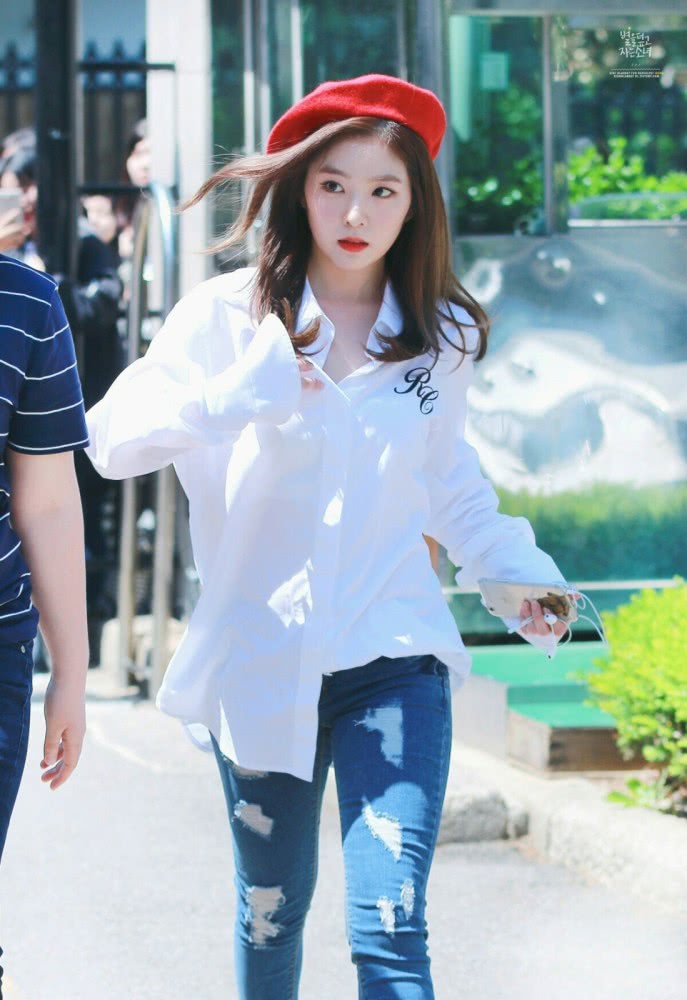 3,白色蕾丝蝴蝶结系带裙:温柔,优雅裴珠泫穿了件白色蕾丝蝴蝶结系带