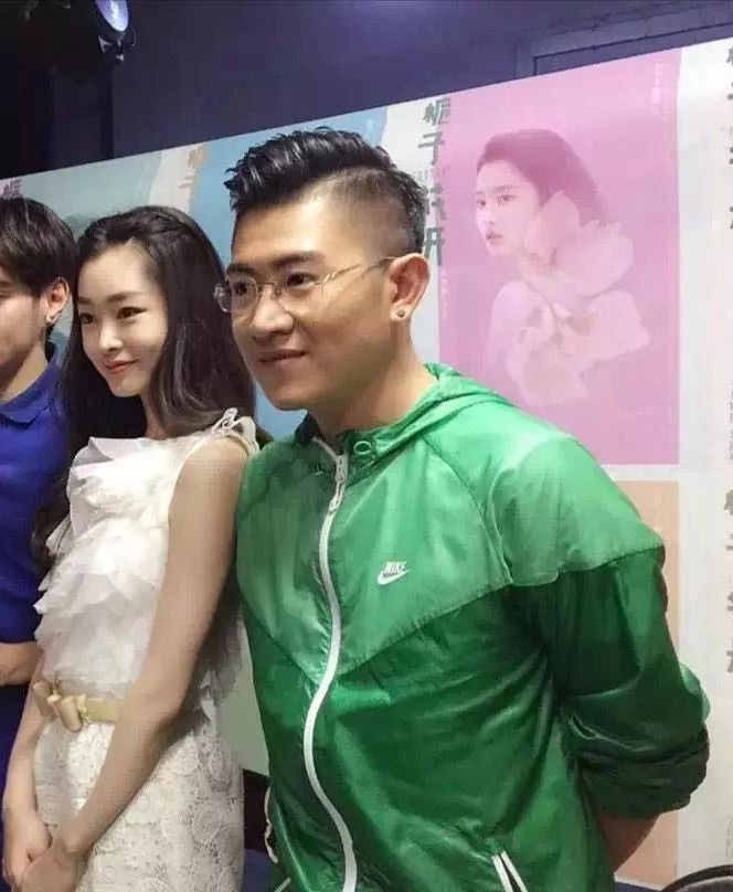 第二任是圈内主持人彭宇,而宋轶是自己的好友即彭宇的助理认识的.