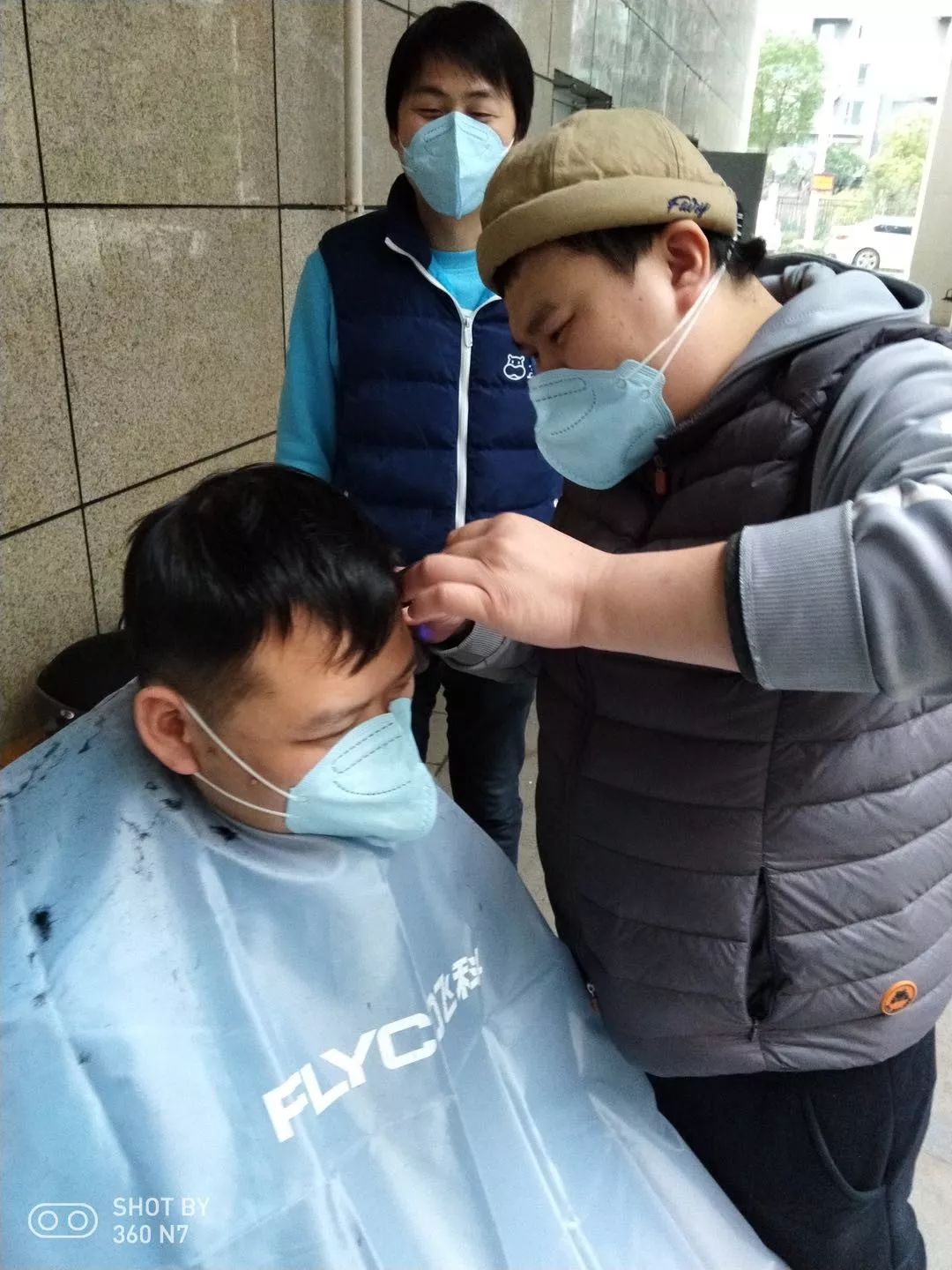欧阳为同事修剪头发由于工具有限只有一把电推子和一把非专业的