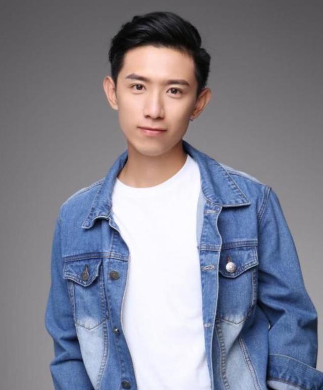 正直博与女嘉宾成了直播间屡秀恩爱并在朋友圈晒图