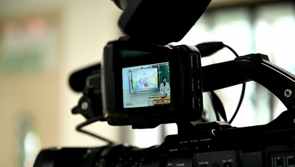 如何让学生见屏如面探营上海141门网课录制现场