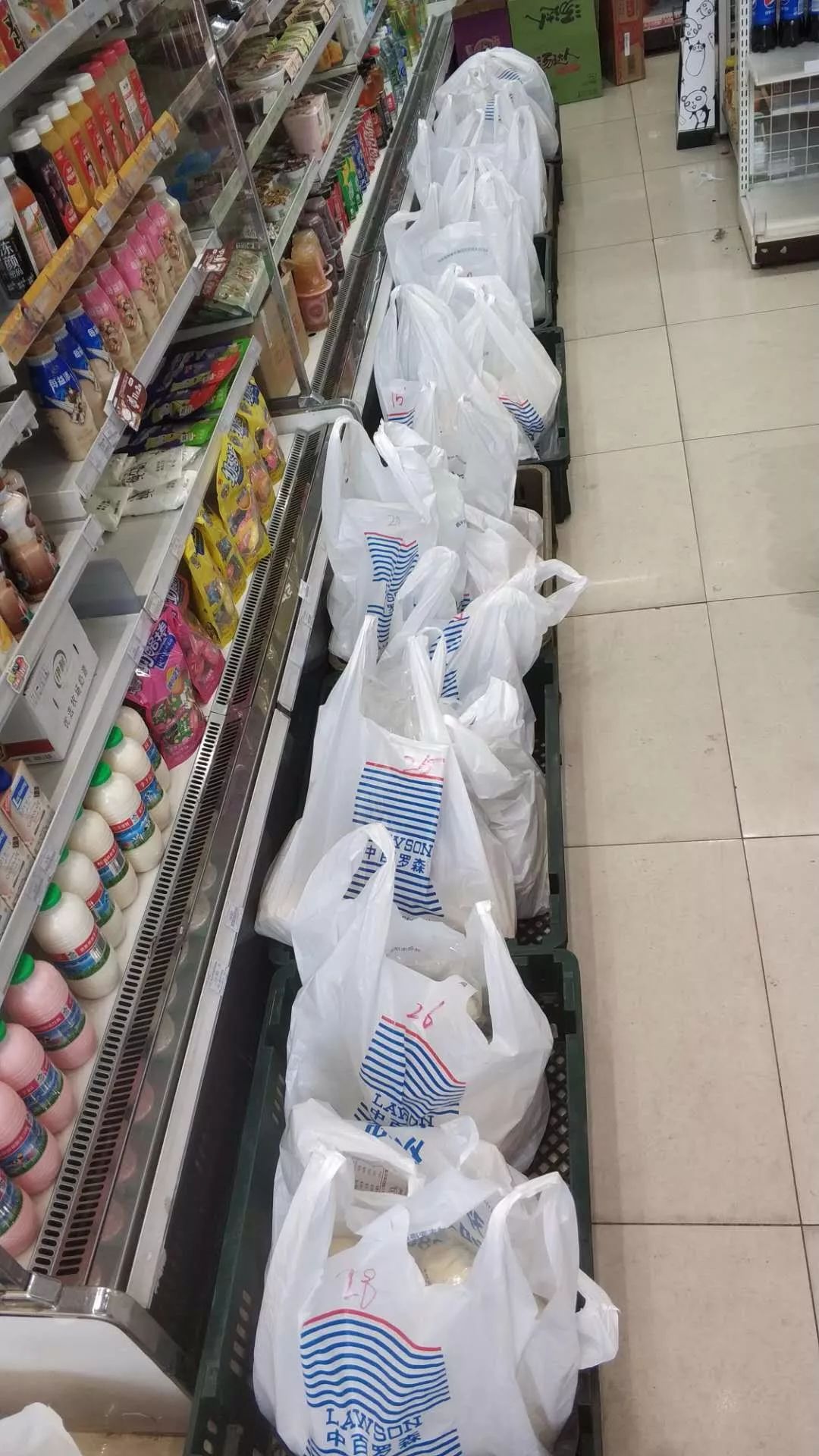 武汉市社会福利院,中百仓储,中百超市,中百罗森等单位配送连卷袋7000