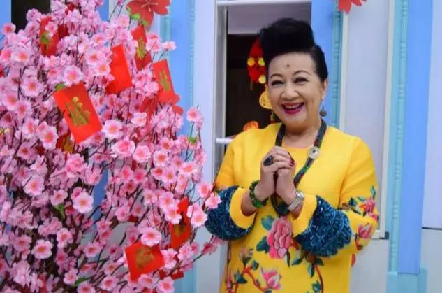 15岁的薛家燕与陈宝珠,萧芳芳等人结拜成"七公主",并在香港尖沙咀的