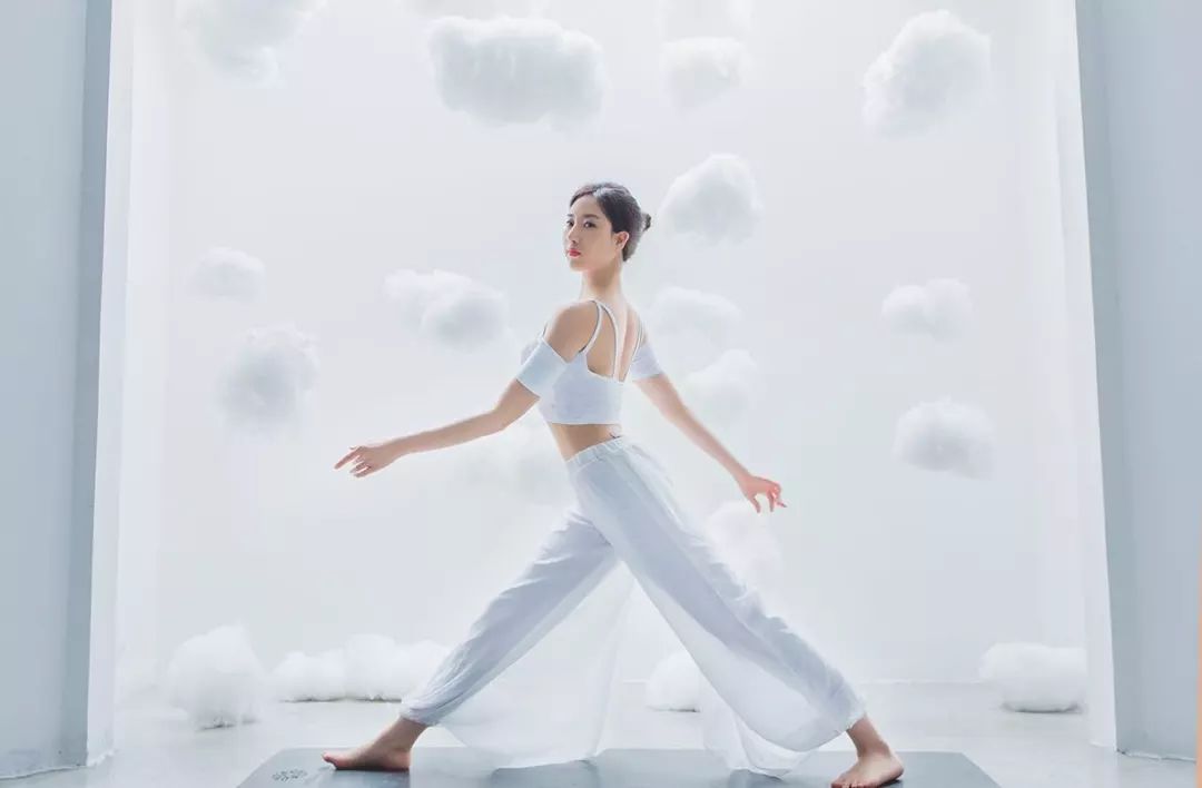 杨丽萍的身材管理也太优秀了:60岁的人,20岁的背_瑜伽