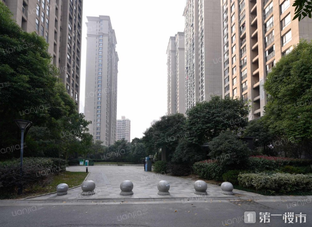 从小区环境的角度来说,中环云邸是要好于金星家园的,目前小区的成交价