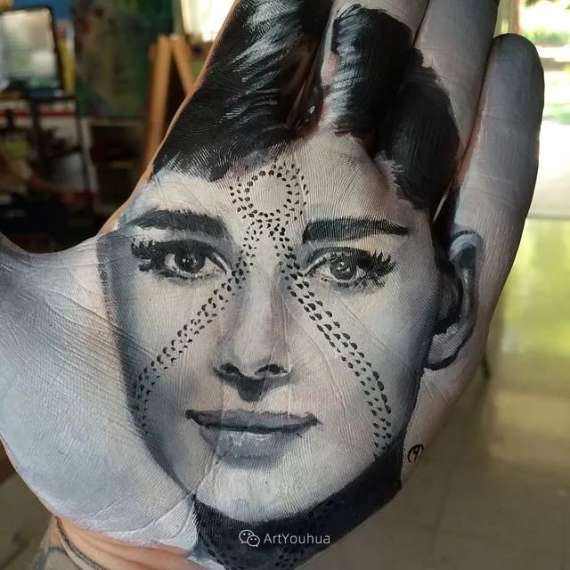 令人叫绝的手掌肖像画美国艺术家拉塞尔鲍威尔