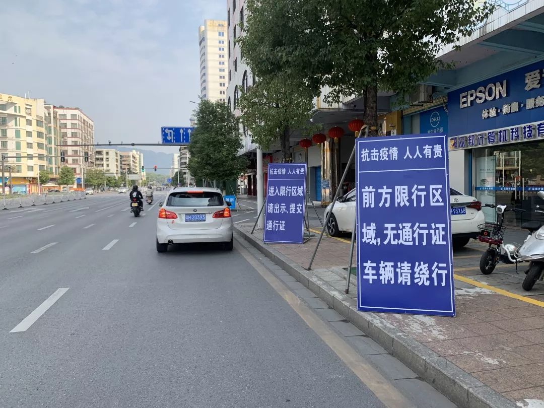 交通管制绕行的警示牌也被移开了