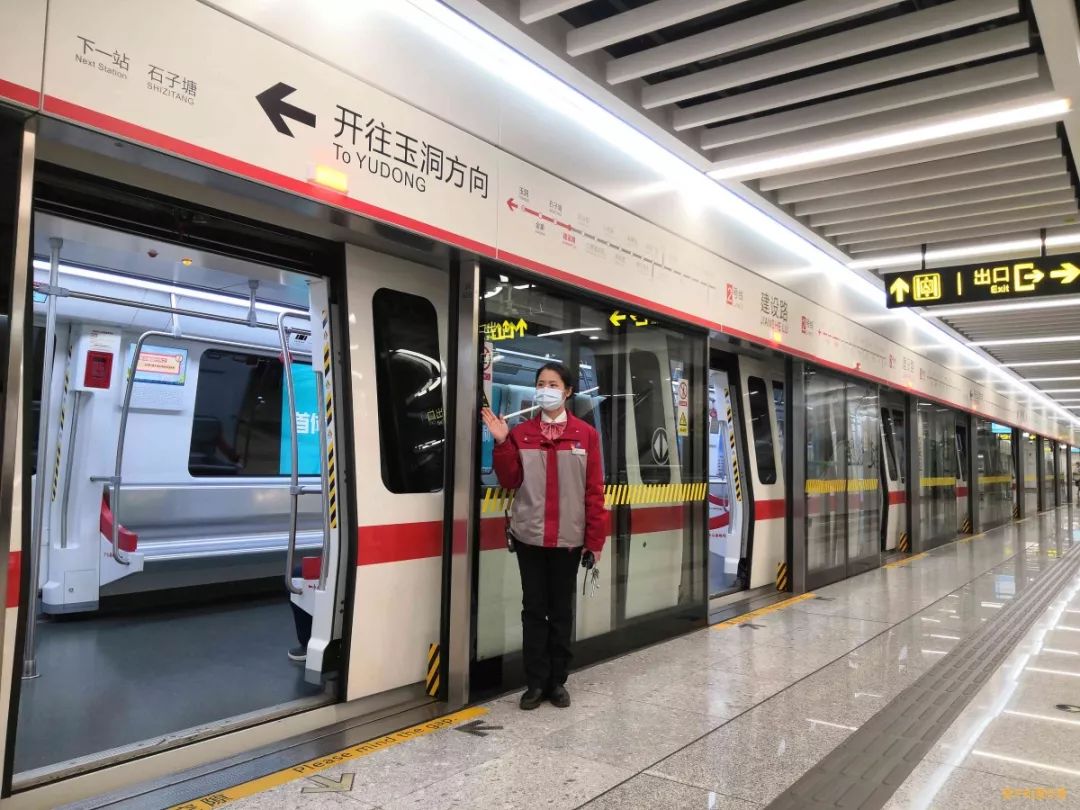 今天起南宁地铁将实名制乘车南宁东站南宁站实行扫码进出站制度