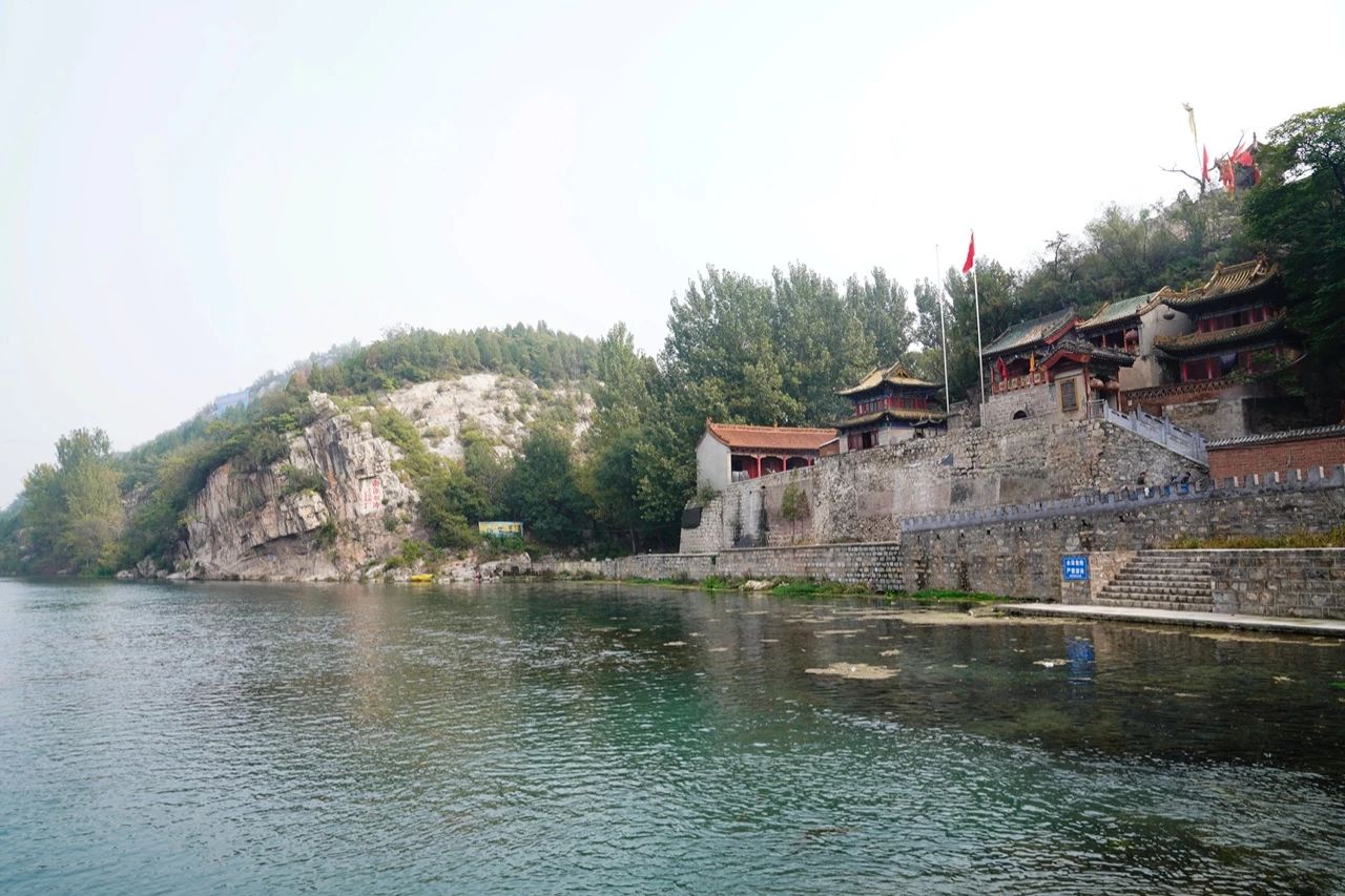 小南海石窟集雕塑佛经和经变石刻于一身