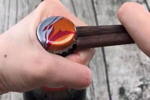 今天才知道啤酒瓶盖上暗藏着小机关徒手就能把瓶盖拧开