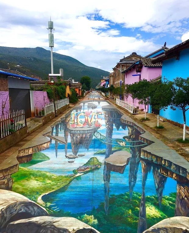 都通过"墙绘"进行乡风村貌改变或特色民宿装饰,比如韩国梨花壁画村