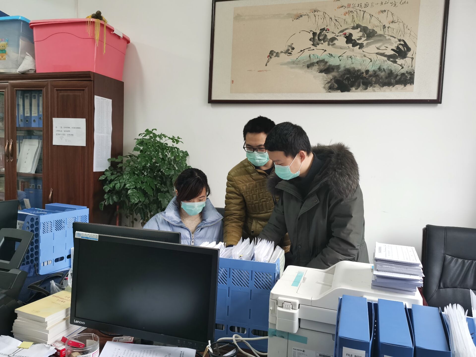 (县纪委监委办公室,研究室在讨论纪委全委会筹备工作)此刻,案件审理室