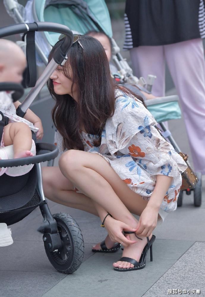 辣妈带娃出街背手袋没有抱娃时尚