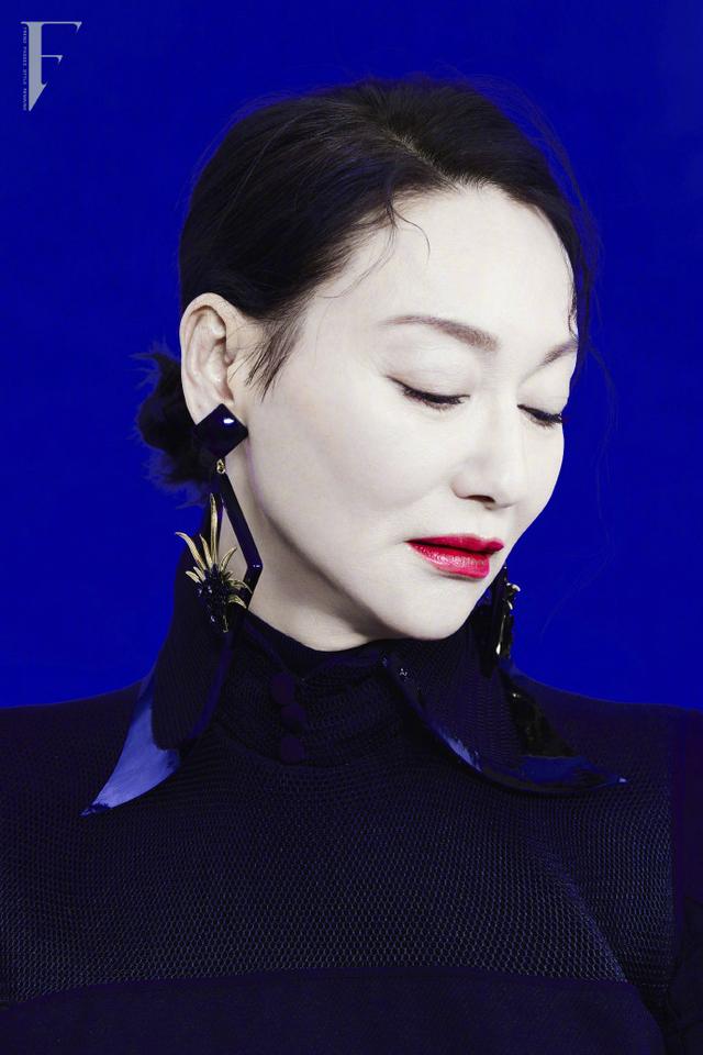 60岁惠英红拍杂志美得让人惊喜动人气质出众身材美艳霸气