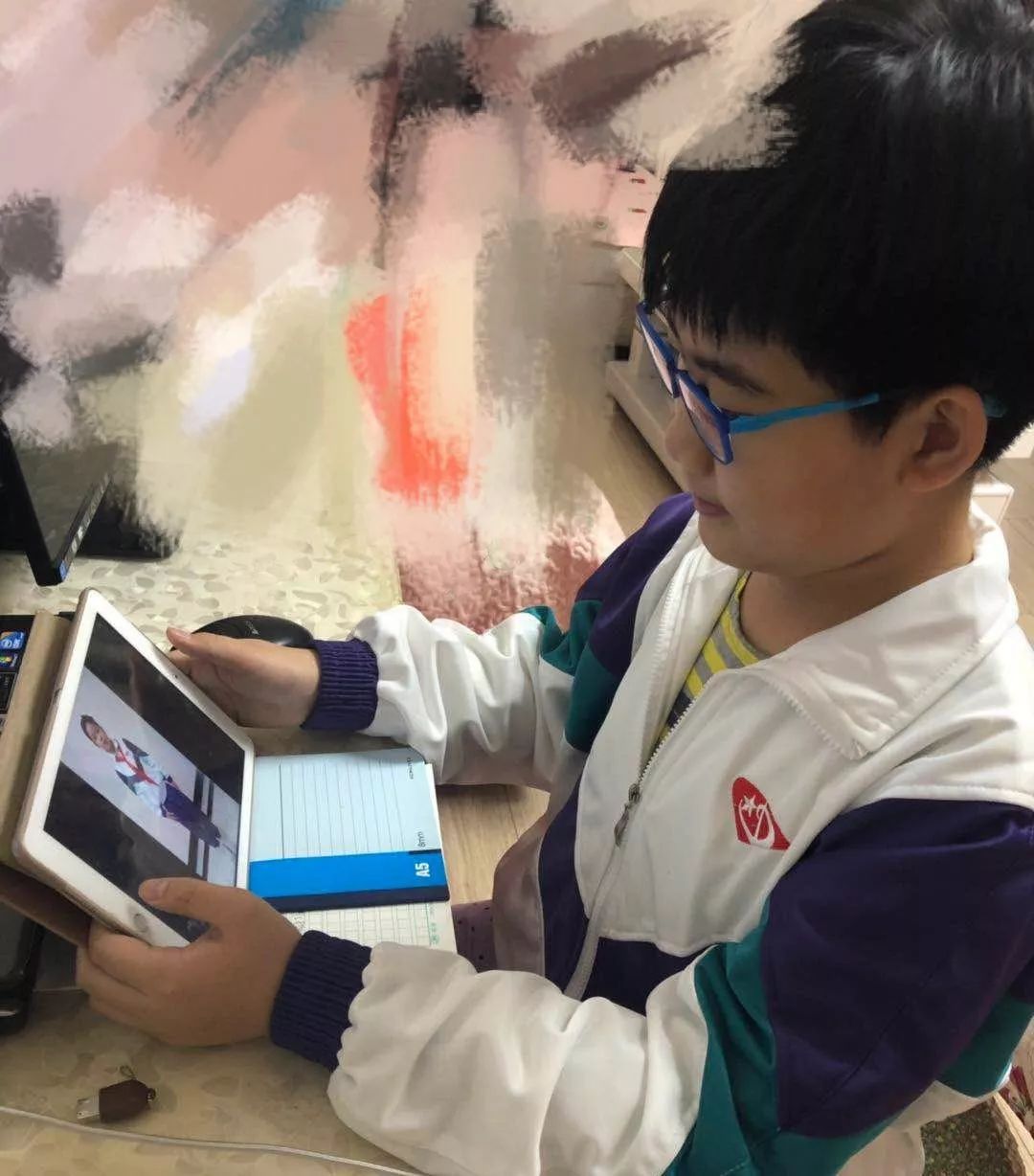 不久前学生王钰棽的妈妈跟随医疗团队驰援武汉虽然与妈妈的分别令他