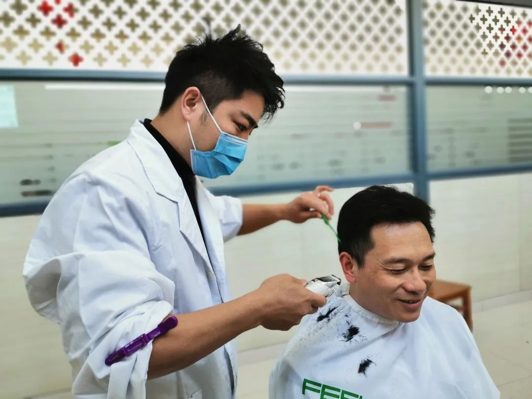 大哥,你可真容易满足, 理个头发就乐开了花?