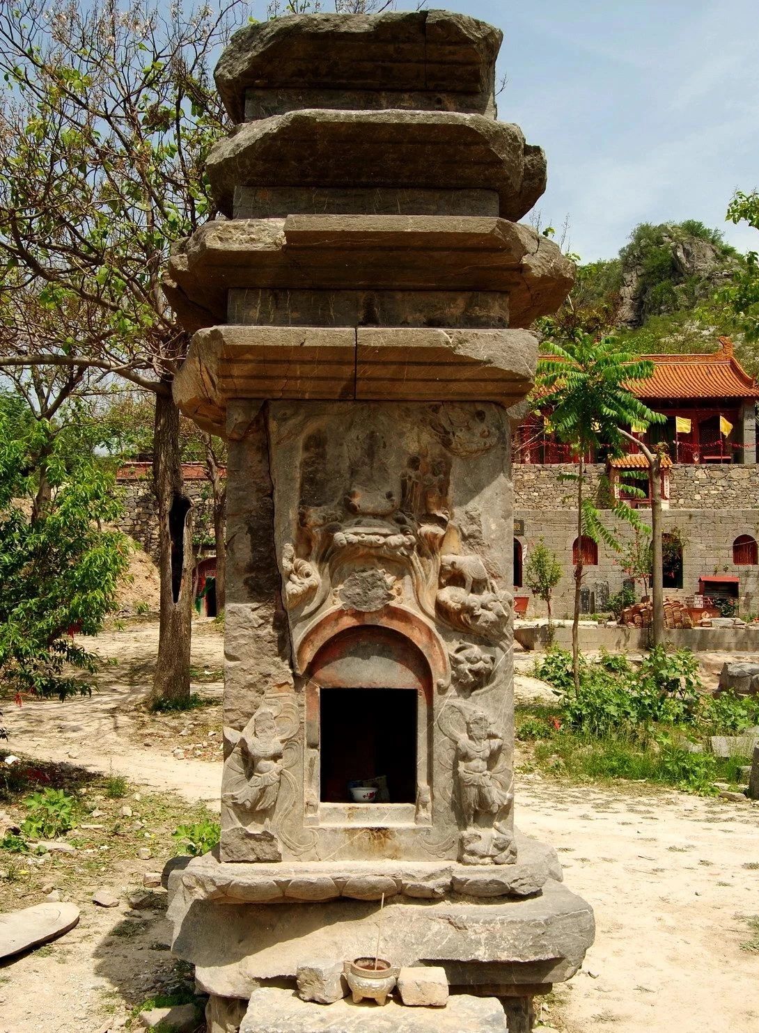 小南海石窟集雕塑佛经和经变石刻于一身